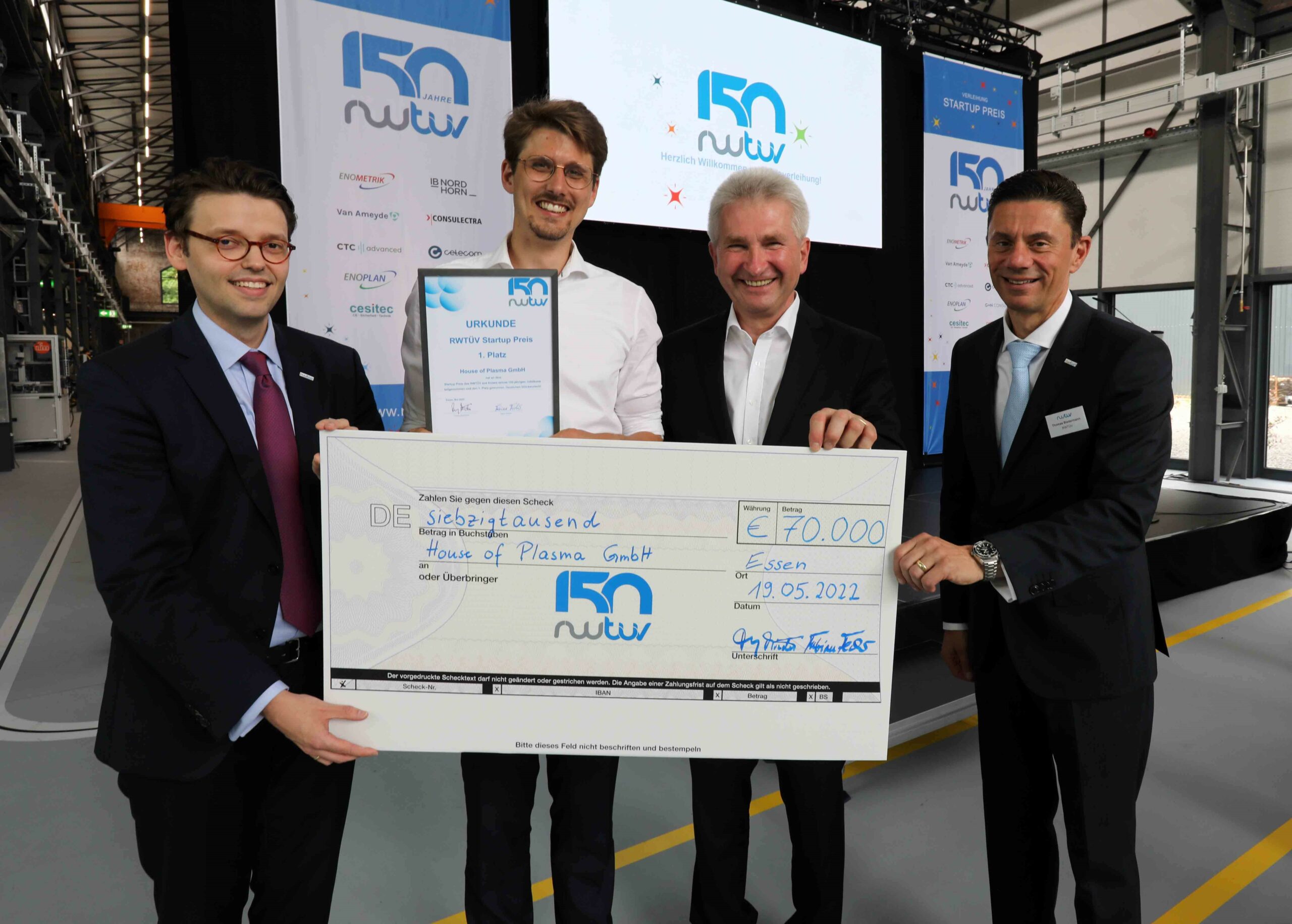 Auf dem Bild sind bei der Preisverleihung des RWTÜV Startup Preis von links nach rechts Fabian Fechner, Moritz Oberberg, Andreas Pinkwart und Thomas Biedermann zu sehen